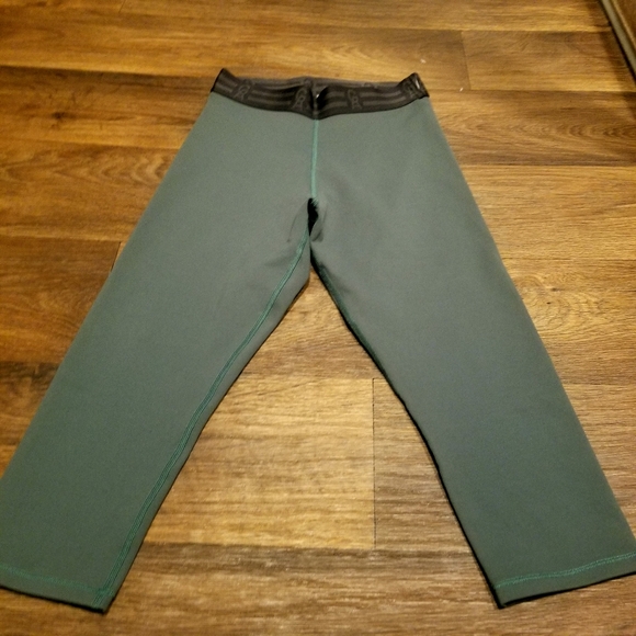 Good American Olive Capri Activewear Leggings - Picture 2 of 5
